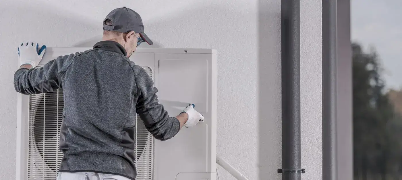 Technicien installant une pompe à chaleur
